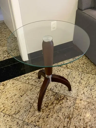 Mesa de canto de vidro e pes de madeira. Diam 60cm x  Alt 70cm 