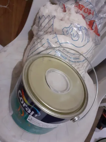 Lata de tinta lacrada