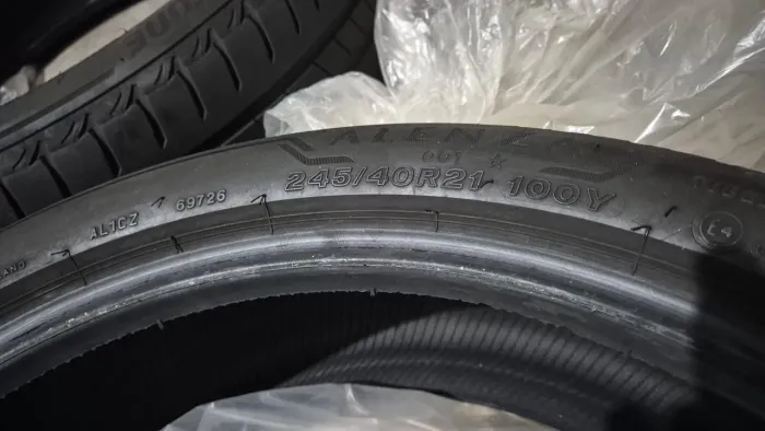 Vendo 4 pneus novos e duas rodas de BMW