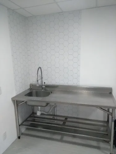 Pia com bancada Inox industrial (1,80x0,70x0,85)