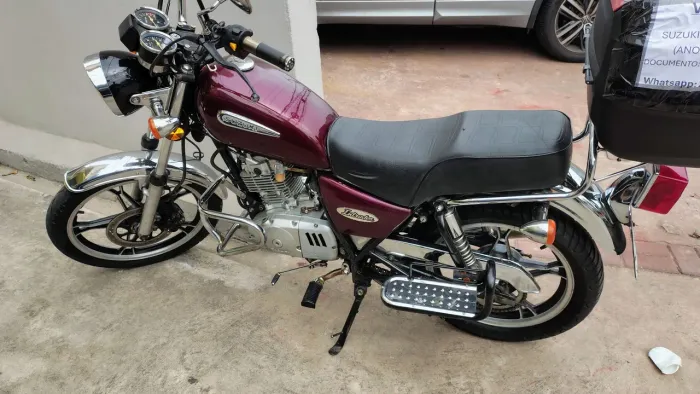 Suzuki 125 toda inteira