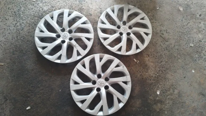 Tenho 3 calotas aro 16 original corola