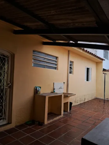 Alugo casa de fundo