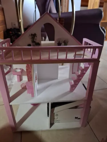 Casinha de bonecas de madeira 