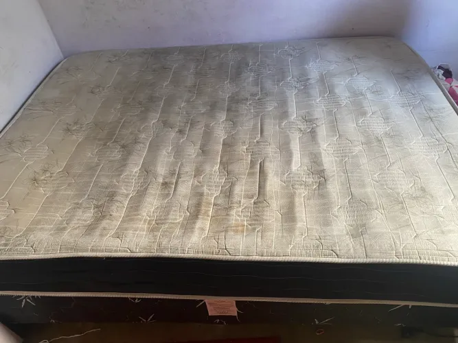 Vendo cama de mola com base