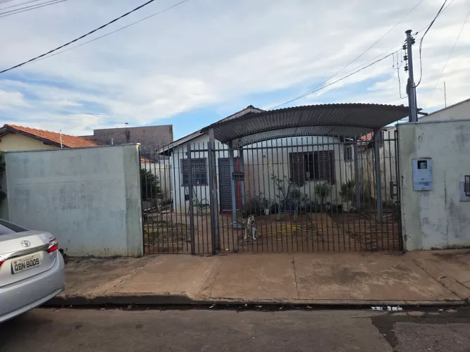Vende-se esta casa no Residencial Azaleia, Parque das Rosas, em Rondonopolis-MT.
