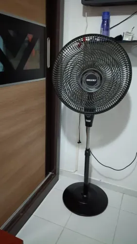 Vende-se um ventilador de pé da marca maroly