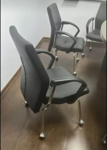 Conjunto de 6 Cadeiras de couro preto sala reunião com rodízios