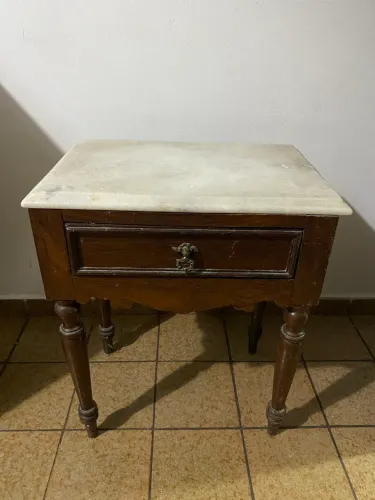 Dois criado mudo madeira com mármore