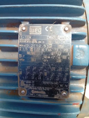 Vendo este motor trifásico modelo com carcaça de 132m marca WEG potência 9.2kw/12.5 cv