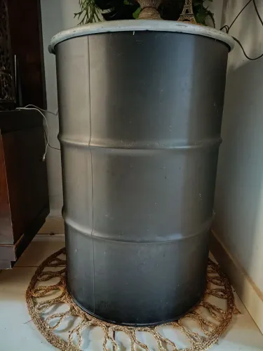 Tambor de aço 200 litros com tampa removível.