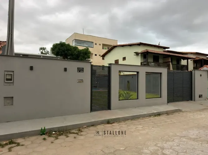 Casa de alto padrão, com piscina, área gourmet, quintal e localização excepcional em Piúma