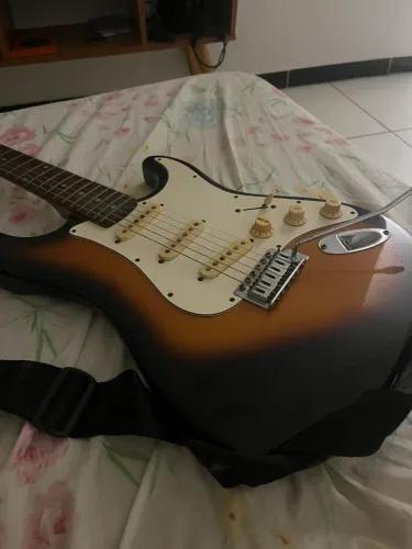 Guitarra Elétrica Strato Sunburst 6 Cordas Com Captador HSS Chave 5 Posições