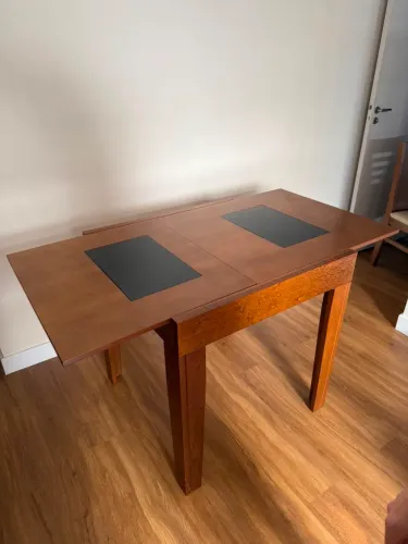 Mesa de jantar de madeira expansível com 4 cadeiras