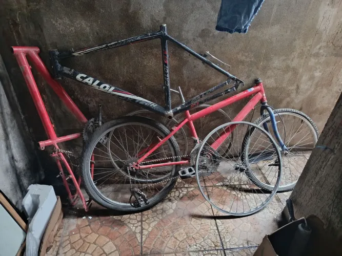 Quadros de bicicleta sendo o Caloi de alumínio.