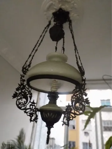 2 Lustres Antigos Vintage em Metal Trabalhado e Vidro - Peça Decorativa Clássica