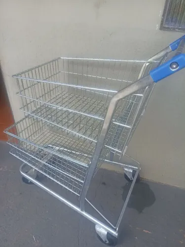 Carrinho multiuso com rodinhas bem conservado.