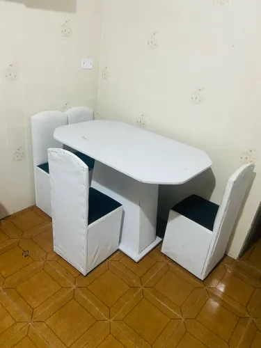 Mesa e painel de TV