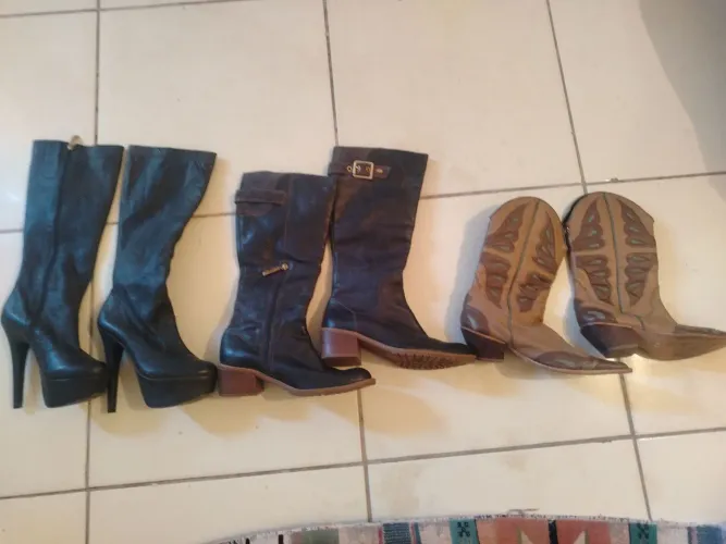 Botas valor cada uma cr$ 100,00 todas de couro