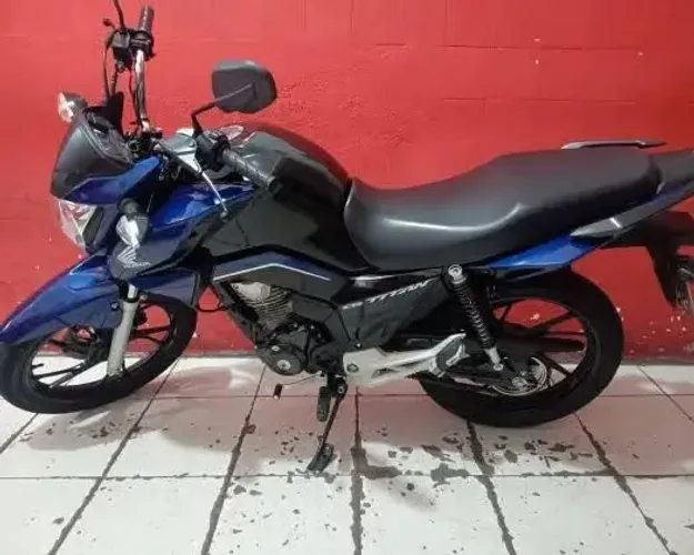Vendo titan 160 impecável. Azul e preta. Moto nova de pouco uso.
