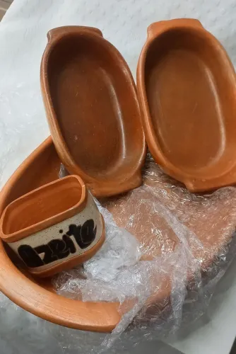 Travessas de barro com porta azeite