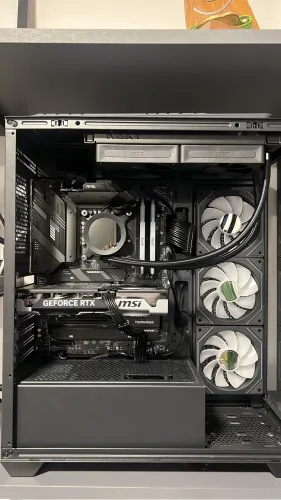 GABINETE GAMER PICHAU POUTER 4B, MID-TOWER, LATERAL DE VIDRO, COM 3 FANS, PRETO