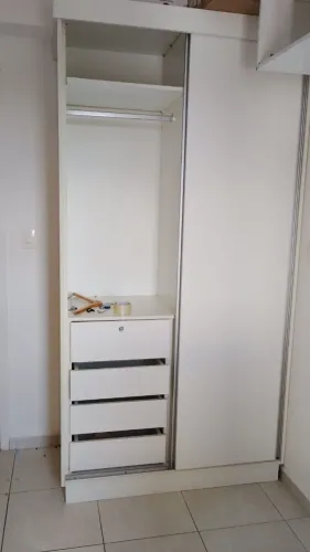 Guarda-roupa 2 portas de correr. Com gavetas e cabideiro 