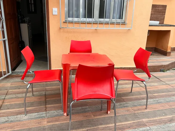 Jogo de mesa e Cadeiras vermelhas com uma mesinha