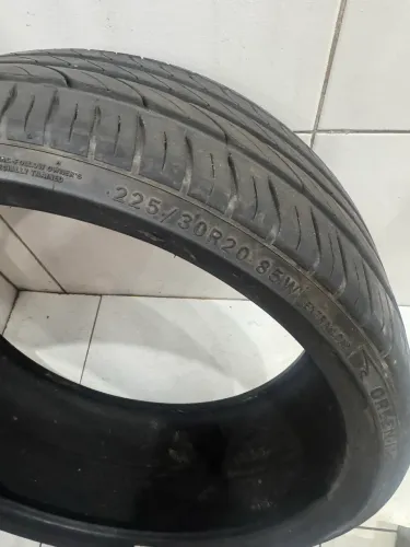 Pneu 225/30 r20 novo