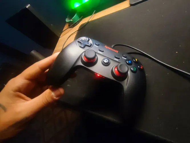 Joystick Redragon Saturn Preto USB - Controle Gamer para PC