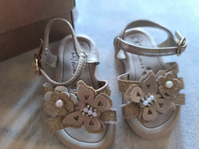 Percatinha de borboleta com brilho tamanho 17/18 tá conservada 