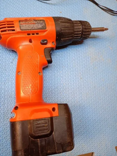 Parafusadeira a bateria 12 volts-usada em bom estado.