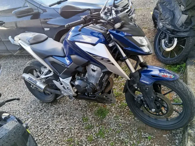 Cb Twister 300f diferenciada