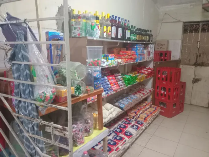 Venda de mercadorias de mercearia, completa, com 3 freezer e mercadorias