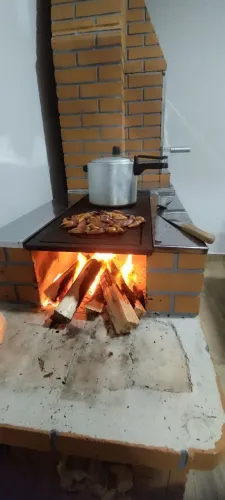 Casa com Lago de Peixe, Fogão a Lenha e Churrasqueira 