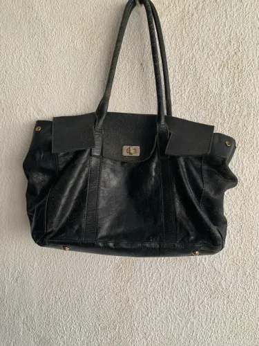 Bolsa em couro legítimo linda em bom estado 