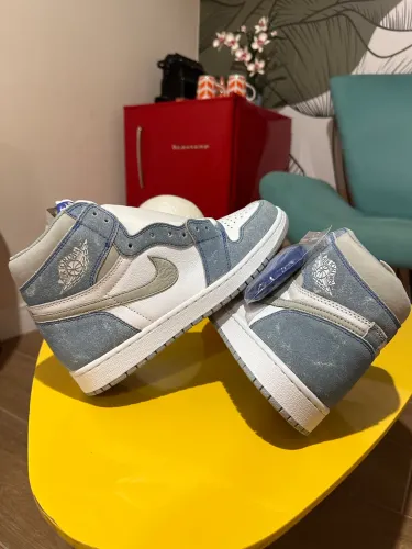 Nike Air Jordan 1 High Hyper Royal