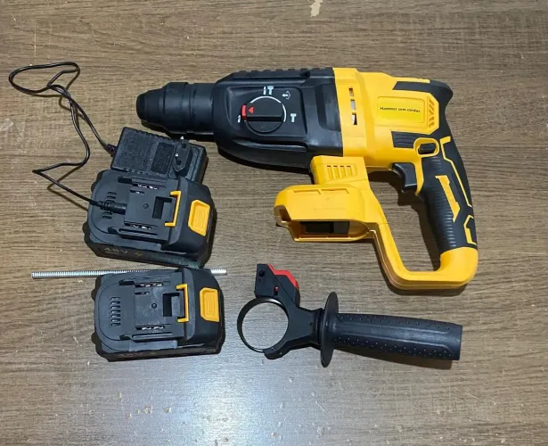 Martelete rompedor Hammer com 2 baterias. Novi