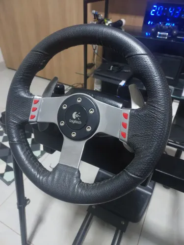 Volante Logitech G27 com pedais, caixa de câmbio e adaptador para PS4