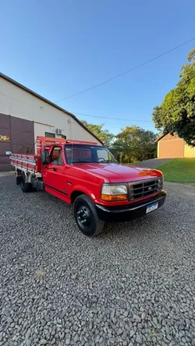 Ford F4000 1998 - Forte, resistente e pronta para o trabalho!