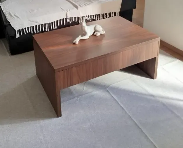 Mesa de centro com tampo retrátil