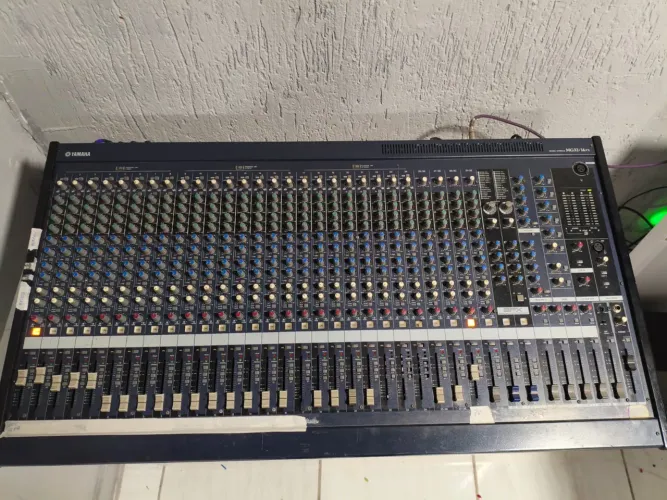 Mesa de som Yamaha 32 canais