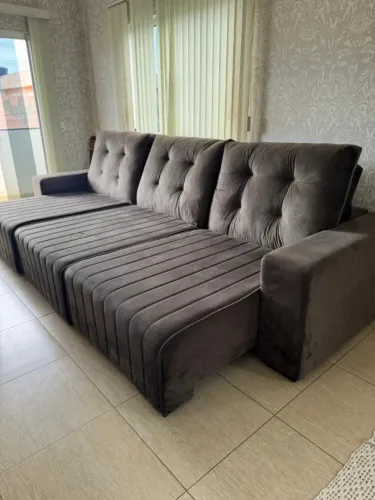 sofá retrátil e reclinável (vira quase uma cama quando aberto).