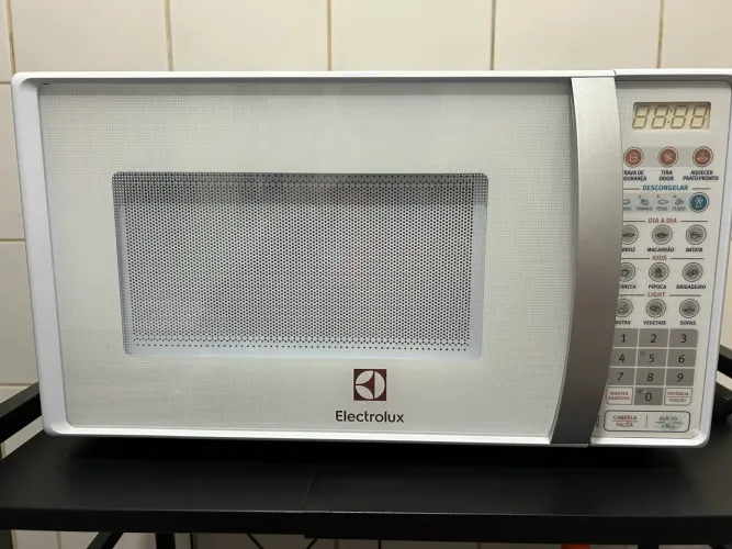 Micro-ondas Electrolux 20L Branco com Função Tira Odor 127v MTO30