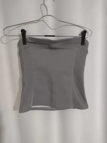 Blusa tomara que caia canelada cinza