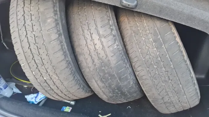 Vendo 3 Pneus Bridgestone Dueller H/T 215/65 R 16 98 T