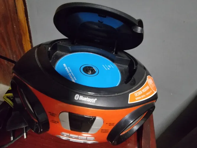 Rádio portátil Mondial Bluetooth bivolt 