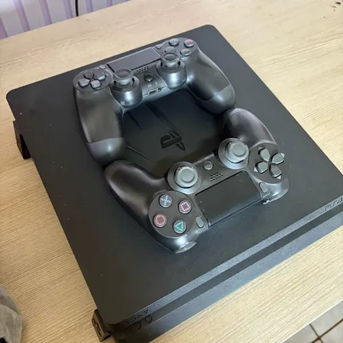 PS4 SLIM 500GB + 2 CONTROLES + JOGOS