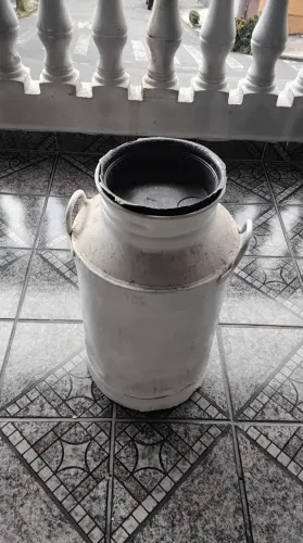 Vende-se Leiteira 50 Litros.....Lida para Decoração 