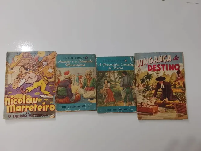 4 Livrinhos antigos em excelente estado